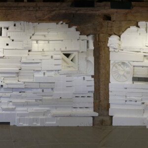 Styropor, Styrodur, 3,75 x 29 m, 2020
Ausstellung FRAGIL, Galerie Waidspeicher, Erfurt 2020, mit Nina Lundström, Foto: Thomas Wolf