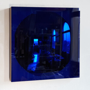 Objektkasten, mit Konvexspiegel, abgedeckt mit transparenter blauer Acrylglasscheibe, 64 x 64 x 7 cm, 2021