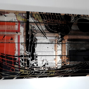 Objektkasten, Schulwebrahmen, Kartenmaterial, Klebefolie, Acrylglasscheibe, 52,5 x 107,5 x 10,5 cm, 2022