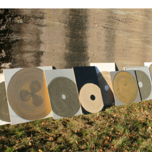 Sande in unterschiedlichen Farbtönungen, Goldbronze auf unterschiedlich grundierten Holzgründen, an die Wand gelehnt, 120 x ca. 350 - 550 cm, je nach Installation, 8-teilig, 2014 / 2019