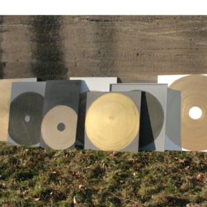 Sande in unterschiedlichen Farbtönungen, Goldbronze auf unterschiedlich grundierten Holzgründen, an die Wand gelehnt, 120 x ca. 350 -550 cm - je nach Installation, 8-teilig, 2014 / 2019